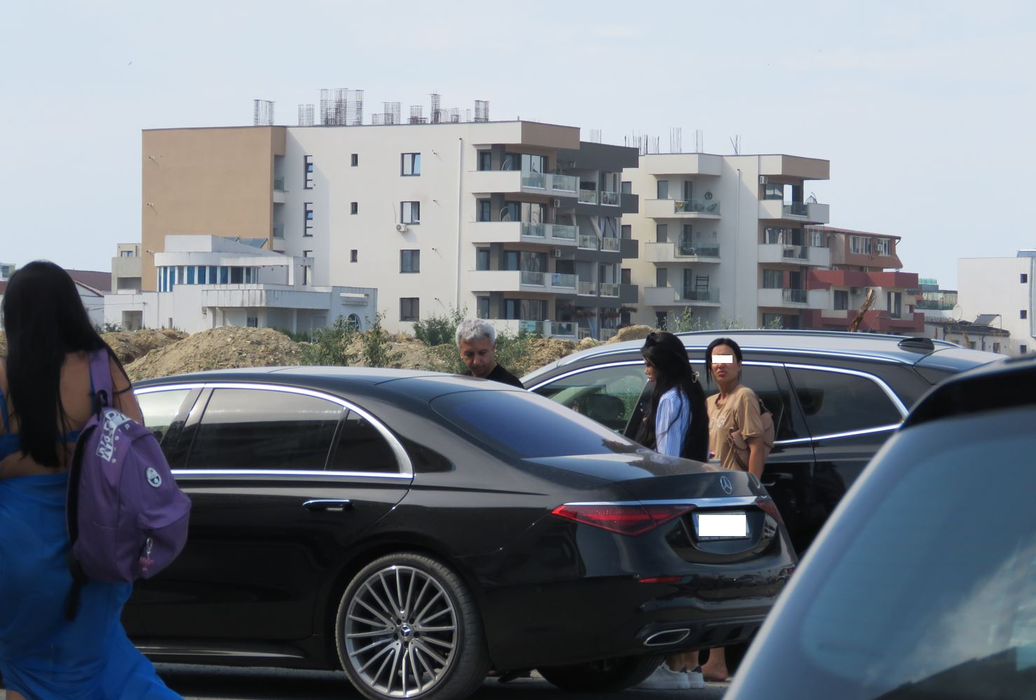 Dan Diaconescu se întâlnește cu două fete misteriose (Foto: CANCAN.RO)