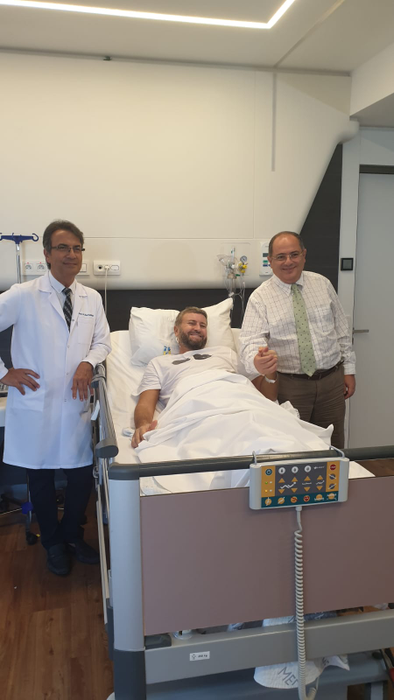 Cătălin Botezatu, alături de doi dintre medicii care i-au salvat viața