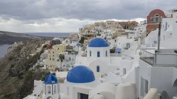 Cât costă o salată grecească, o porție de tzatziki și 3 pâinici la tavernele din Santorini