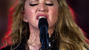 Madonna, vezi sa nu explodezi de atata talent! Uite cat se chinuie sa cante live