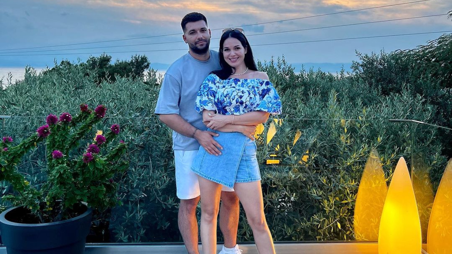 Au râs de ea în ultimul hal! Deea Maxer a mers cu iubitul pe "insula românilor": "Ieftin şi naşpa"