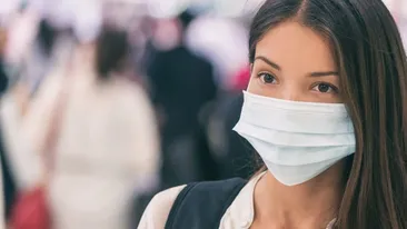 Masca de protecţie va fi obligatorie şi în aer liber, în zonele unde rata de infectare depăşeşte 6 la mie!