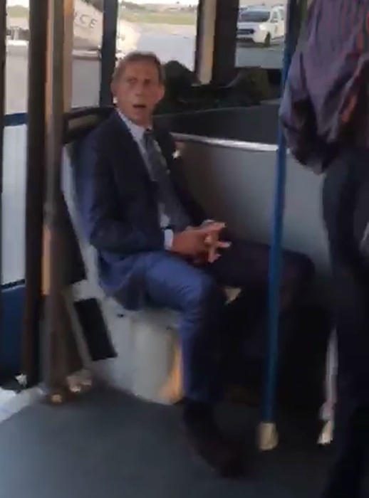 O femeie i-a cedat locul în autobuz lui Daum, iar neamţul s-a aşezat imediat pentru a se odihni