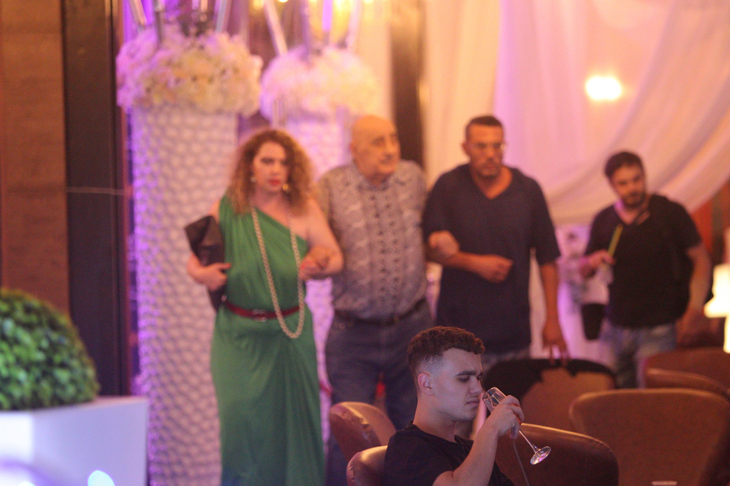 Oana îl susține și la propriu pe Viorel Lis/ Sursă foto: CANCAN.RO