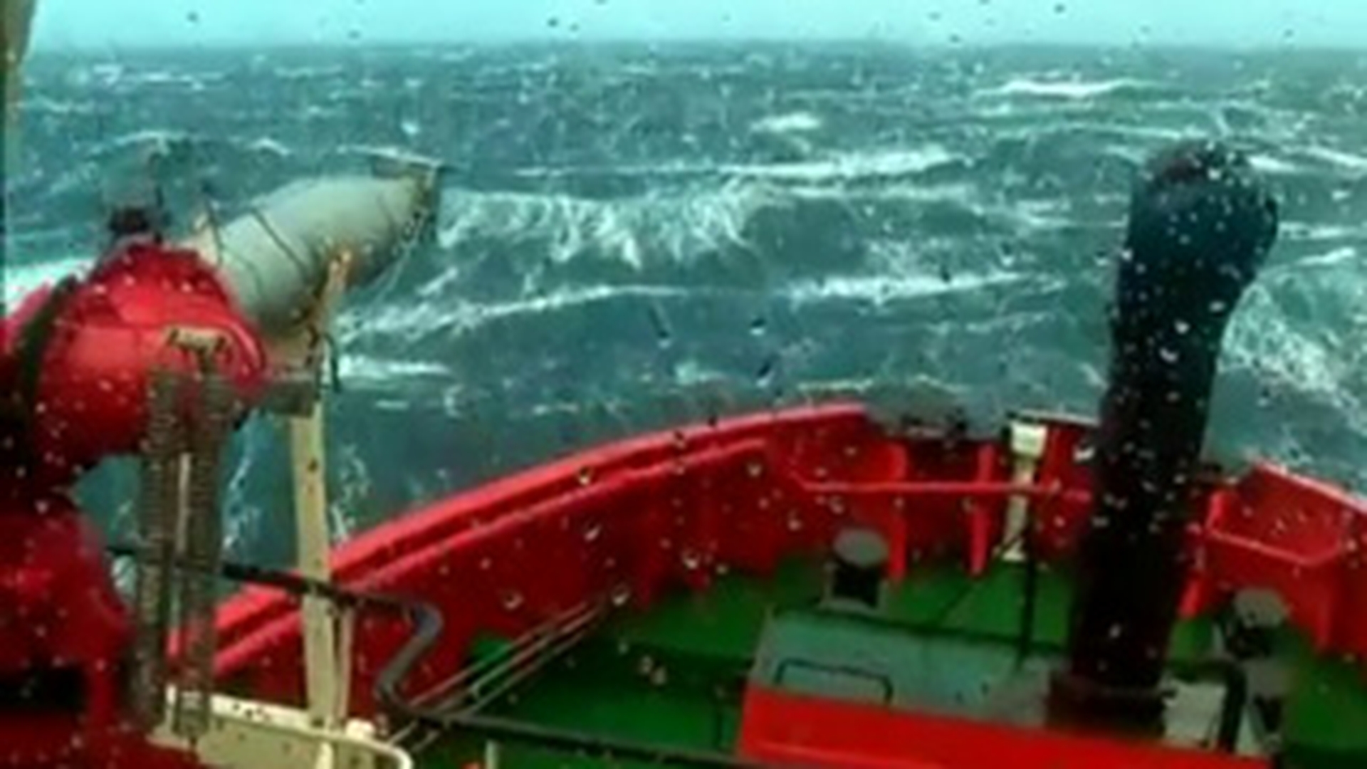 Imagini de groaza! Crezi ca stii ce inseamna "vreme rea"?! Baietii astia au indurat 2 saptamani de uragane si furtuni pe vapor - Imagini pe care nici Discovery nu le are