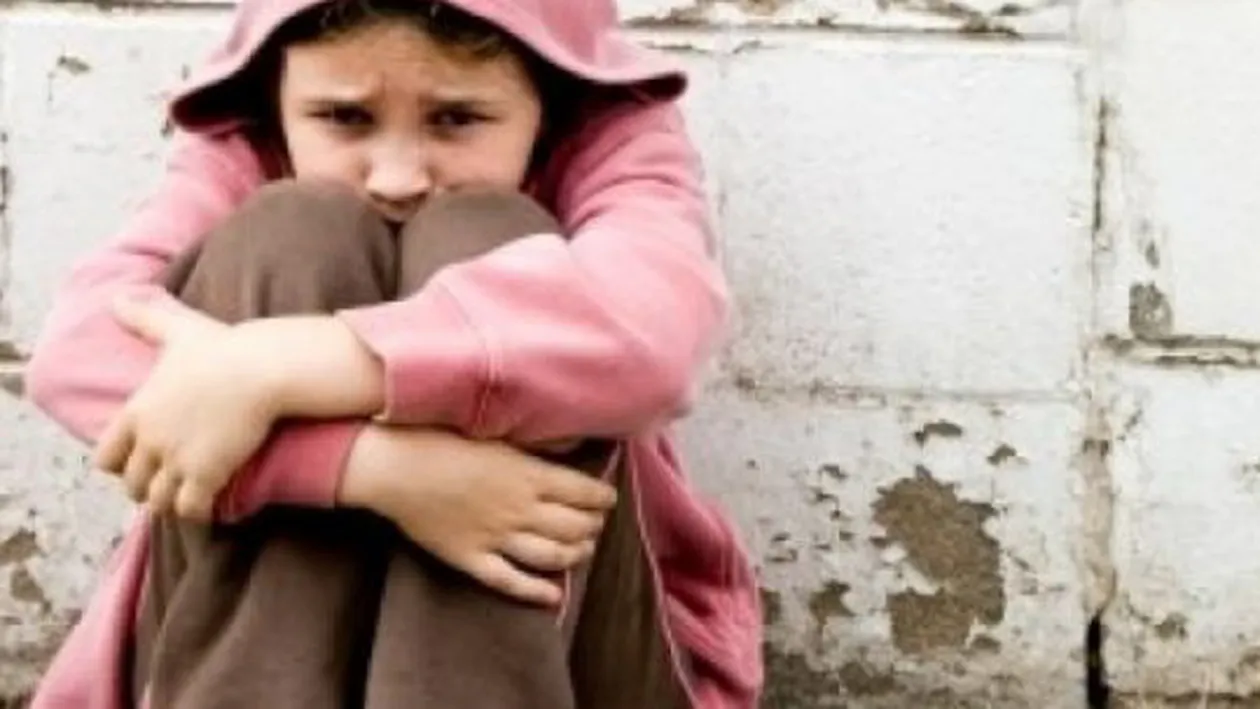 Fotografia cu această tânără a devenit virală pe Facebook! Alexandra nu are mâini şi îşi îngrijeşte singură copilul:,,N-o ajută nimeni’’