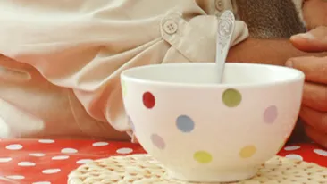 O veverita, innebunita dupa cereale cu lapte