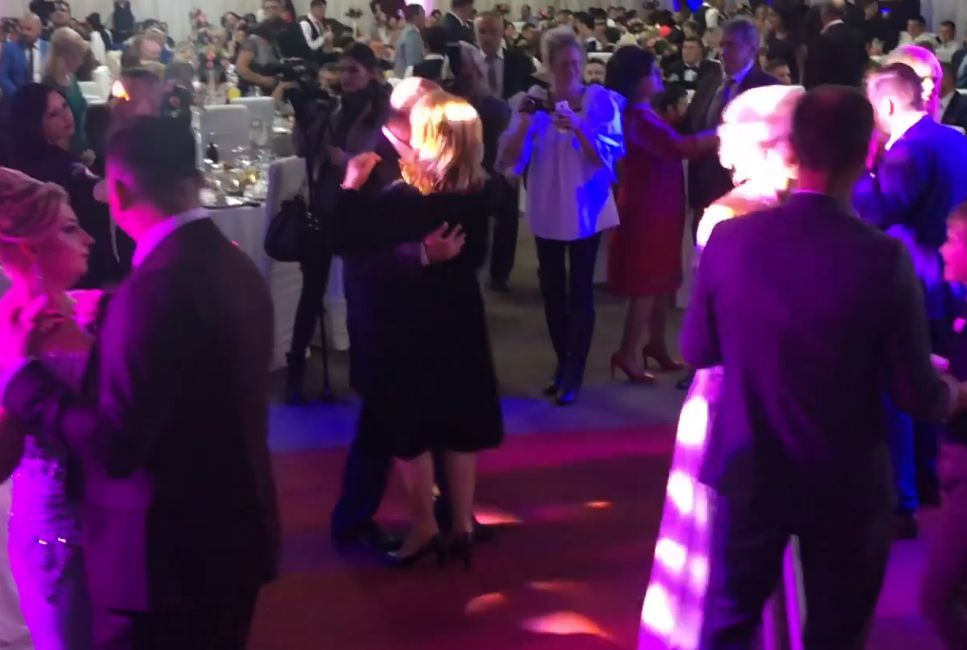 Maria Băsescu vs. Elena Udrea, la nunta cu 7.000 de invitaţi! Ce ţinute au ales fosta primă-doamnă şi blonda de la Cotroceni