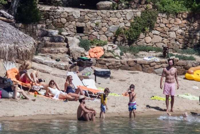 ** RIGHTS: WORLDWIDE EXCEPT IN GREECE ** Skiathos, GREECE  - *EXCLUSIVE*  - Kate Hudson shows off her large baby bump while enjoying her vacation with Danny Fujikawa and friends.

Pictured: Kate Hudson, Danny Fujikawa

BACKGRID USA 17 JUNE 2018 

BYLINE MUST READ: ISP / BACKGRID

USA: +1 310 798 9111 / usasales@backgrid.com

UK: +44 208 344 2007 / uksales@backgrid.com

*UK Clients - Pictures Containing Children
Please Pixelate Face Prior To Publication*