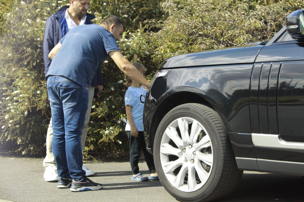 Lucian Mitrea i-a prezentat mașina, un Range Rover, unui prieten
