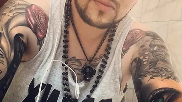 Le-a pus la munca de barbat si pe colega si pe iubita lui! Uite ce a facut F. Charm cu doua bombe-sexy pe o plaja pustie