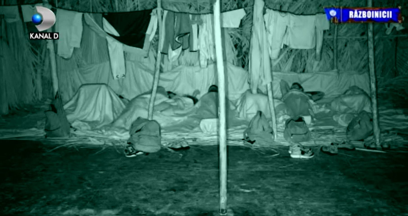 Andrei și Karina, amor sub patură la Survivor România?!? Imaginile filmate de camerele cu infraroșu vorbesc de la sine