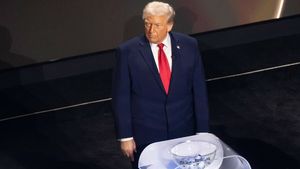 TRUMP a făcut SHOW la tragerea la sorți! Ce bilă a tras președintele Americii?