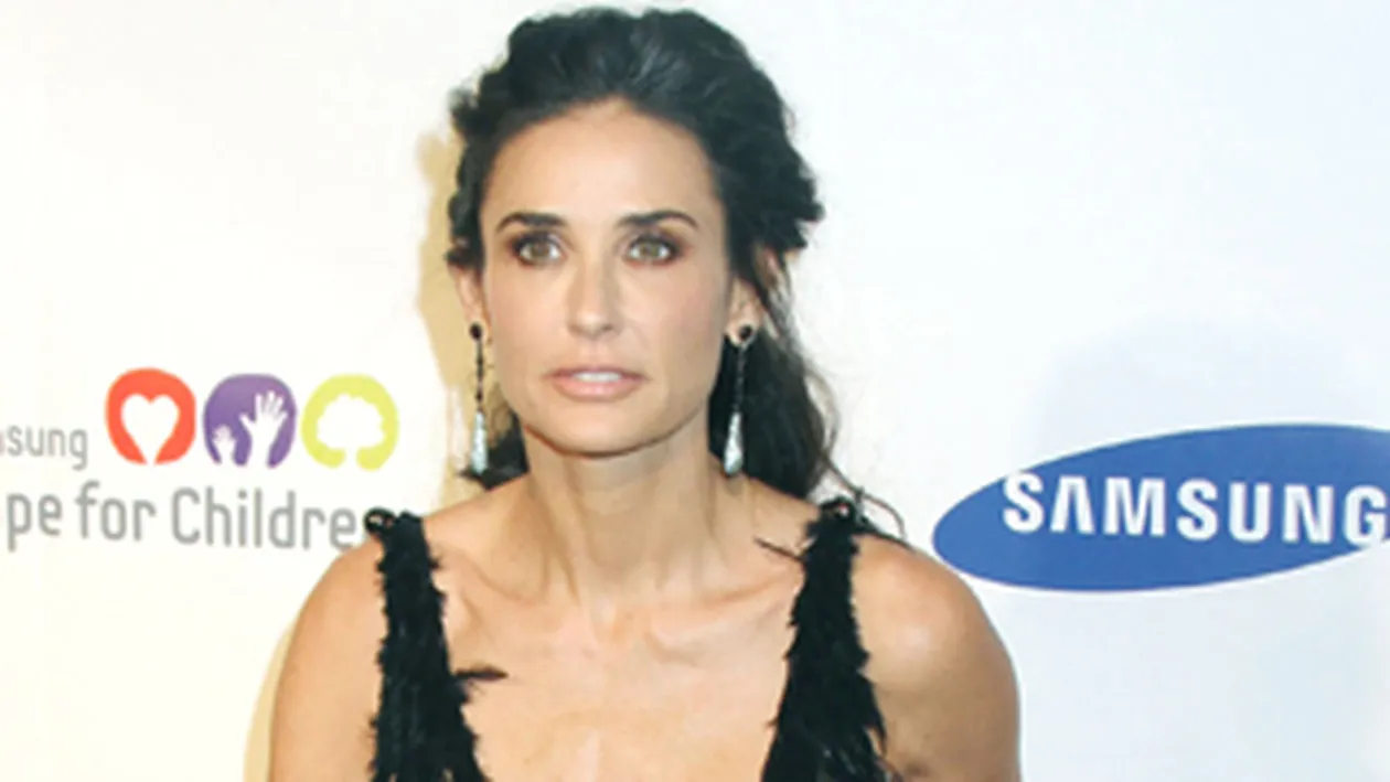 Pe Demi Moore o ajunge batranetea din urma! Actrita a aparut la un eveniment din New York cu sanii lasati