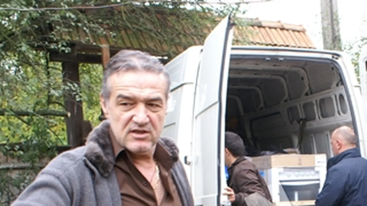 Gigi Becali a cumparat o casa pentru o familie cu sapte copii: „Ii dau bani lunar ca sa mai faca si alti copii! O echipa de fotbal cu rezerve
