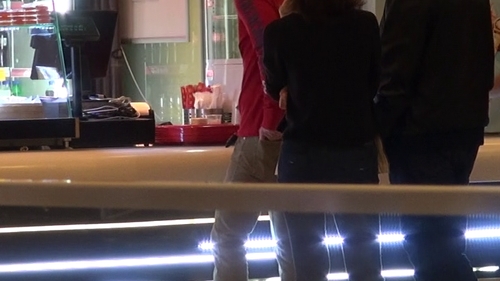 VIDEO De la pachetele pe abdomen, la pachetele de primavara! Cum a fost filmat Mircea Badea in mall cu sapca trasa pe cap!