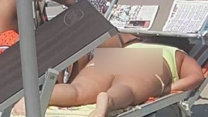 O femeie și-a dat slipul jos pe o plajă din Mamaia pentru a se bronza mai bine! Un bărbat aflat pe un șezlong de lângă ea a pozat-o: „Nebuno!”