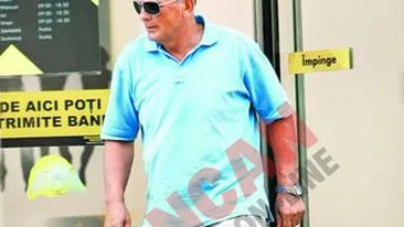 La banca, in pantaloni scurti