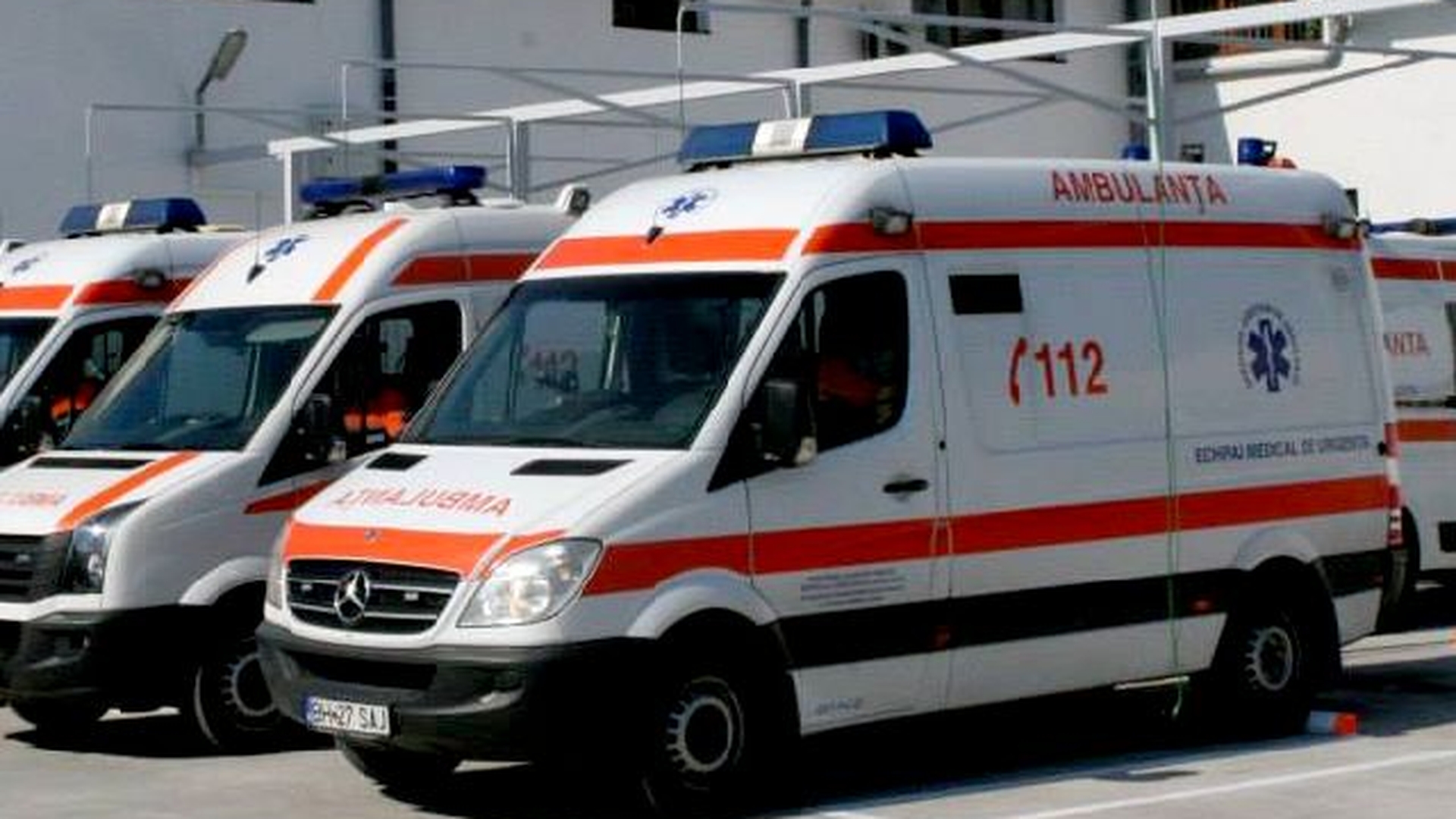 Doi tineri din Gorj au ajuns la spital după ce au fost loviți de un camion. Șoferul a fugit de la locul accidentului