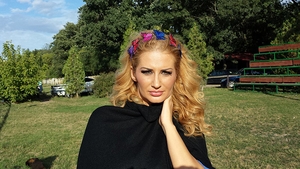 A venit si rândul ei! Iulia Albu, făcută PRAF de o cântăreaţă: "Nu stie să dea sfaturi despre modă! E extravaganta si atat!"