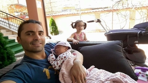PEPE nu ţine cont de semnele de circulaţie! Artistul îşi parchează maşina pe locurile destinate handicapaţilor!