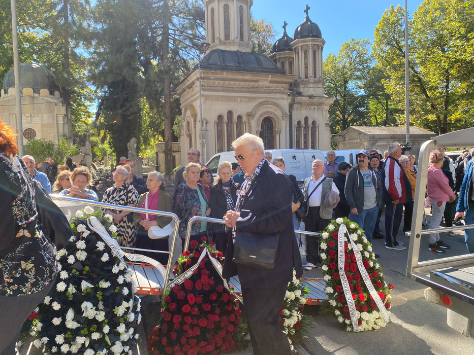 Alexandru Arșinel a fost înmormântat în cimitirul Bellu, duminică, în jurul prânzului. A fost condus pe ultimul drum de peste 200 de oamani (Foto: CANCAN.RO)