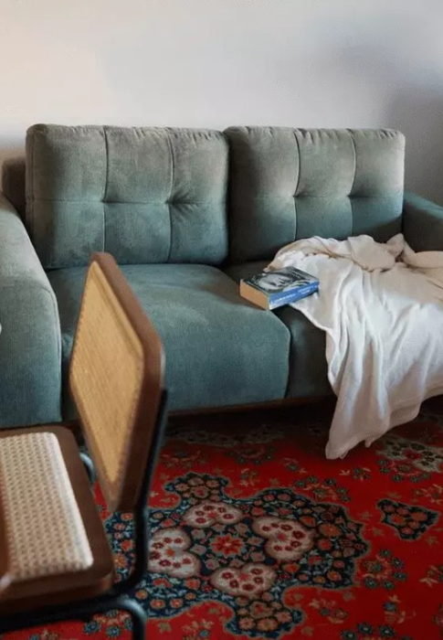 Cum arată apartamentul în care s-a mutat fiica lui Răzvan Simion. Ianca a combinat designul modern cu vintage