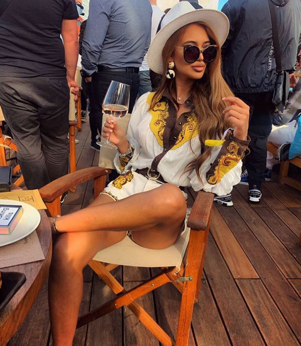 Denisa Ștefania, fiica interlopului “Talanu”, este cea mai nouă senzație din lumea bună. Superba blondă are o relație cu un multimilionar, apropiat de Traian Băsescu