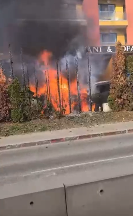 Incendiu în Pipera! Focul s-a extins și la o țeavă de gaz. O echipă Distrigaz a ajuns la fața locului, iar numeroși oameni au fost evacuați