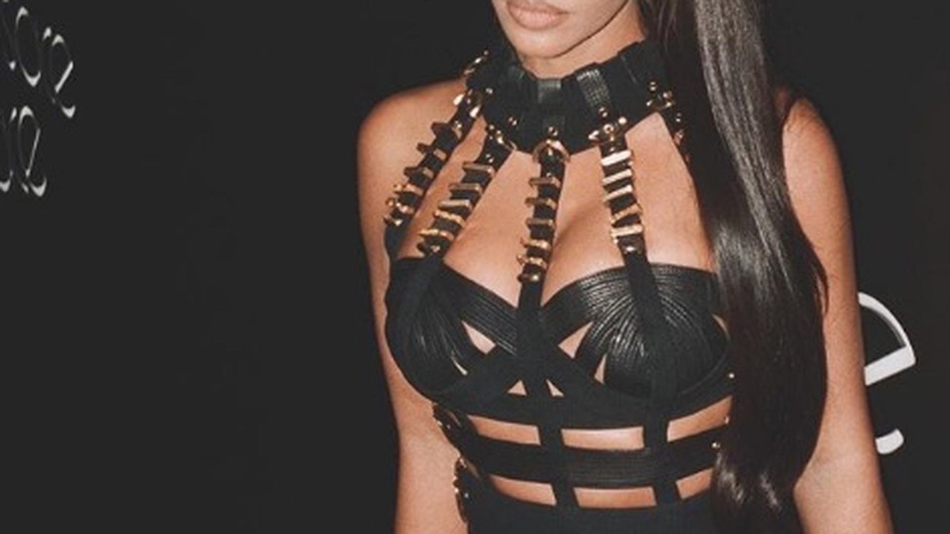 Kim Kardashian a ieșit pe stradă îmbrăcată într-o “mușama”! Cum și-a ascuns zonele intime