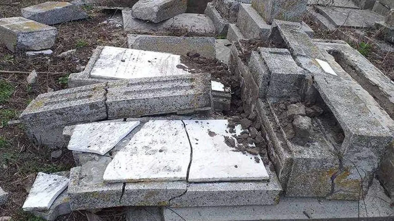Cei trei tineri care au devastat cimitirul evreilor din Huși au fost trimiși în judecată. Ce sancțiune o să primească minorii