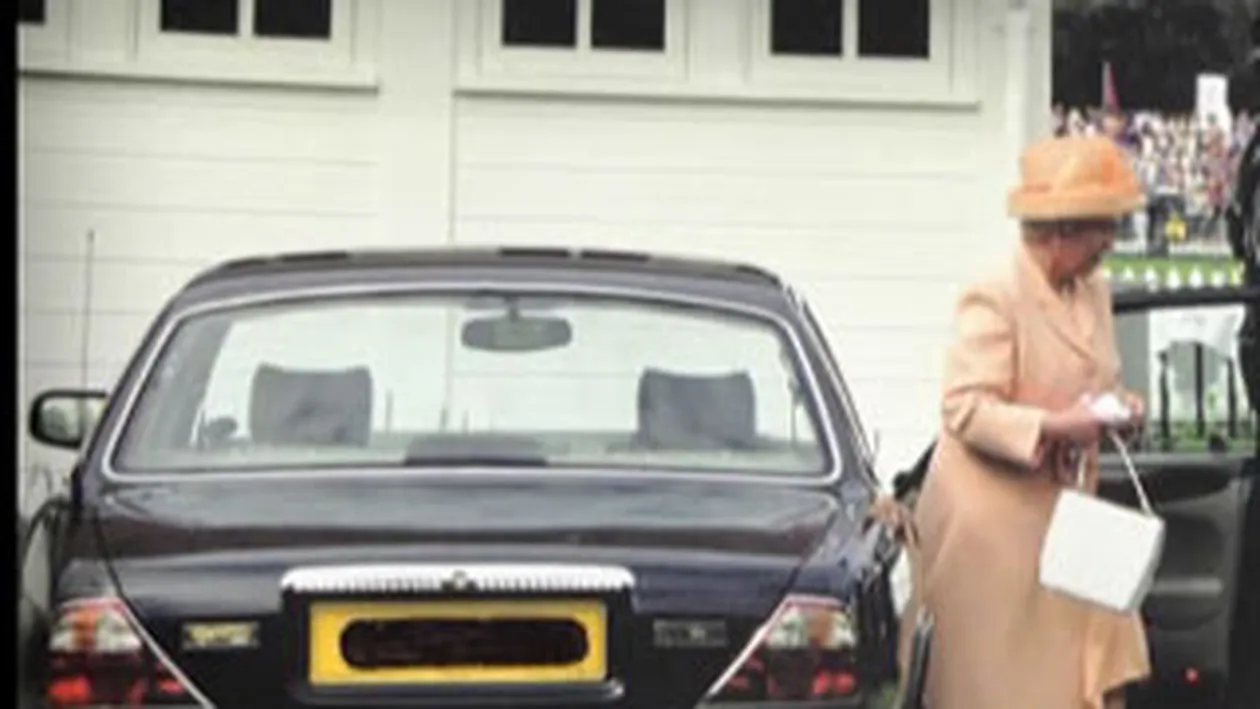 VIDEO Jaguarul reginei Elisabeta a II-a, scos la licitatie