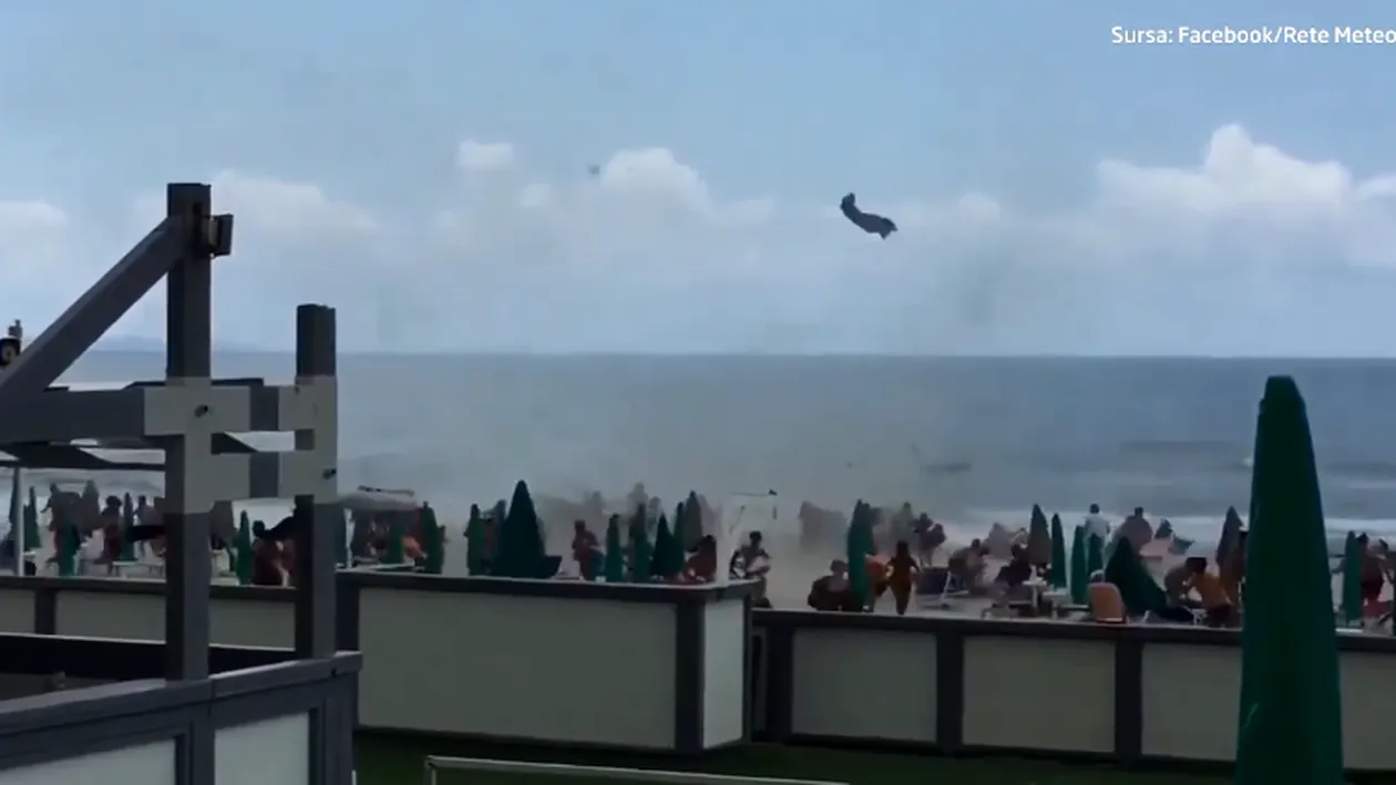 Panică pe o plajă din Italia! Turiștii au fost surprinși de o tornadă