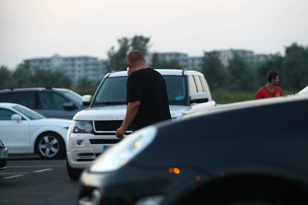 Dan Petrache, încercând să îşi oprească sângerarea după ce a fost bătut