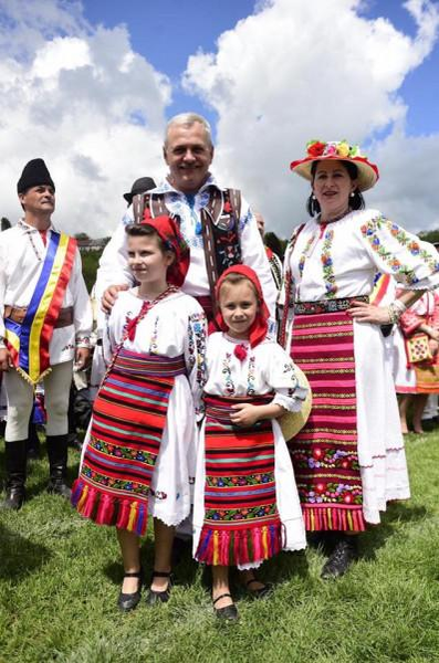 Liviu Dragnea se simte bine printre oamenii simpli , indiferent de regiunea țării / Sursă foto: Facebook