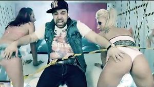 Cel mai pervers videoclip al lui Salam! Manelistul calcă in picioare femeile, le tine in lesă si le pipăie peste tot