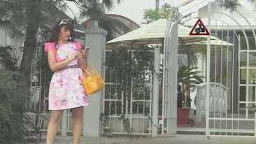 Gafa de proportii sau cea mai indrazneata tinuta a anului? La 40 de ani, o vedeta de la noi a iesit imbracata ca o pitzipoanca