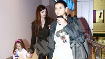 Unde e Monica? Nici ea, nici Ramona n-au mai trecut de patru zile pe acasa!