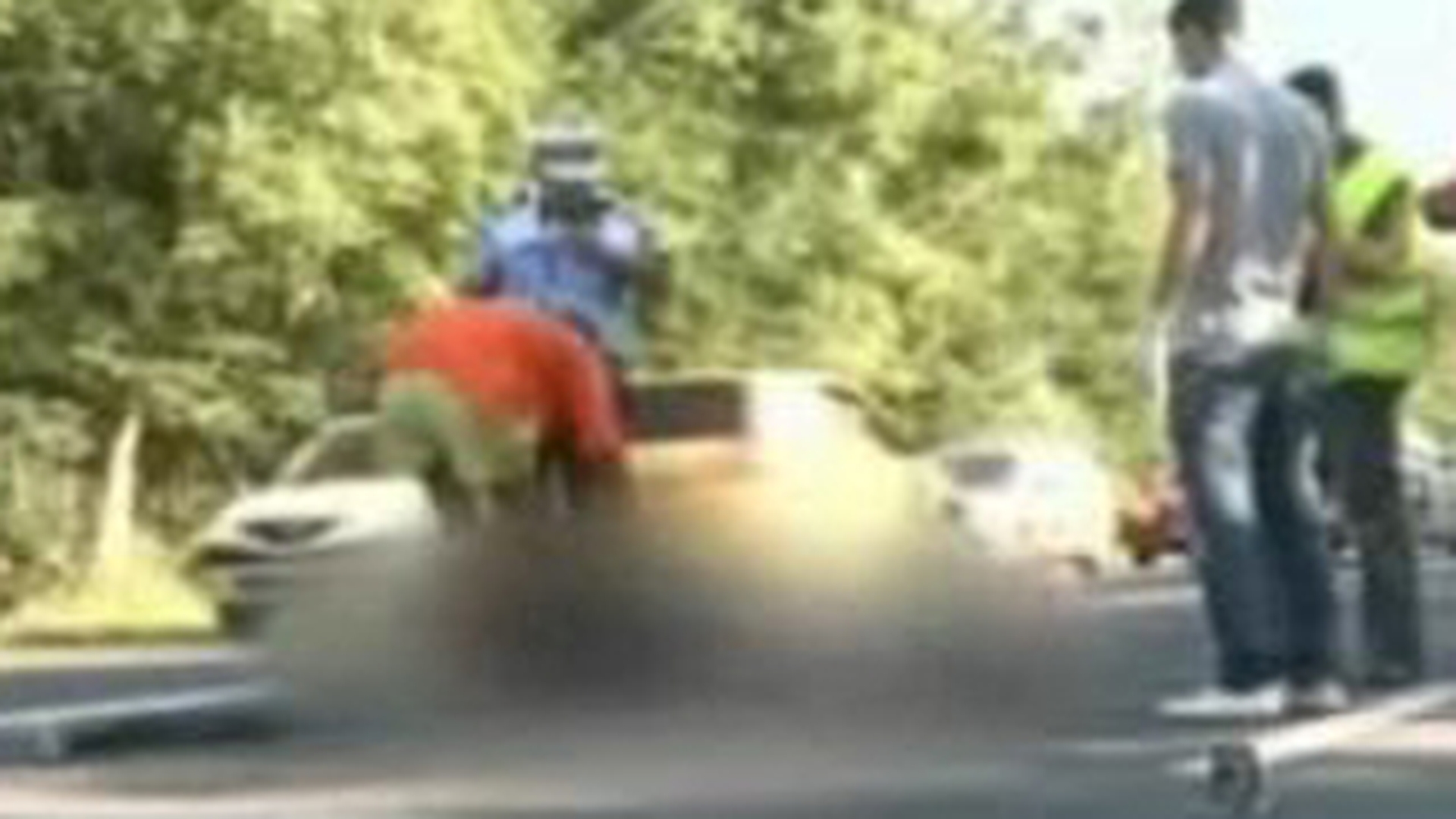 VIDEO Un motociclist aproape decapitat dupa ce un sofer a vrut sa intoarca pe linia continua!