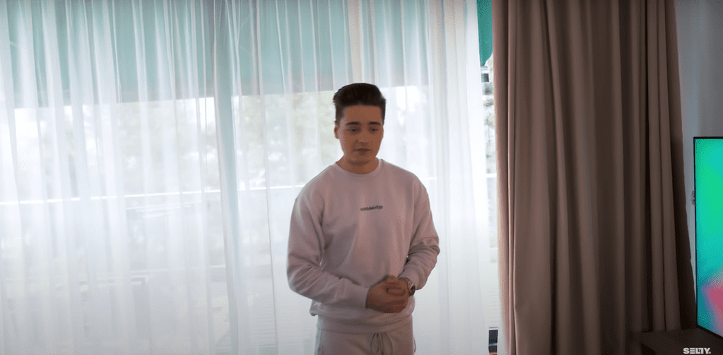 Selly le prezintă casa urmăritorilor săi
