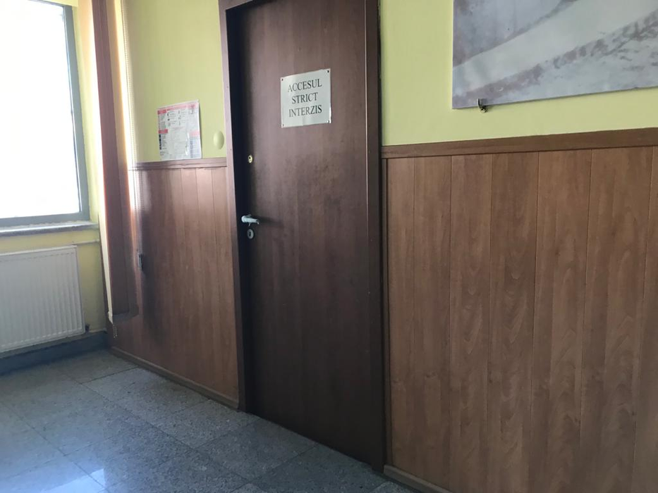 Clanțele de la Primăria Balș sunt "protejate" contra gripei cu tifon îmbibat în spirt