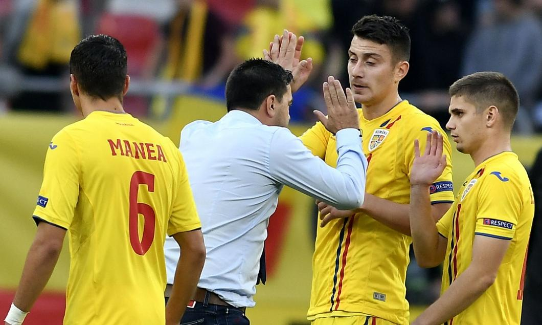 Contra își felicită jucătorii, după o reușită