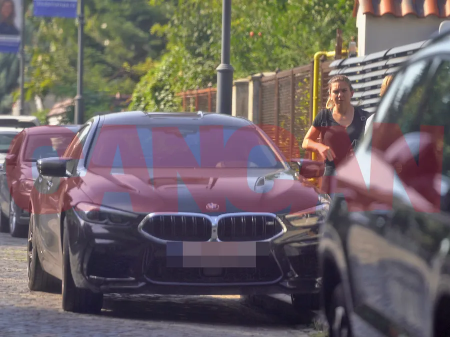 Simona Halep, în fațaț vilei din Primăverii (Foto: CANcAN.RO)