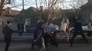 VIDEO. Bătaie generală, cu bâte, pe străzile din Calafat. Poliţiştii au dat cu gaze lacrimogene, dar nu au scăpat nici ei de furia agresorilor
