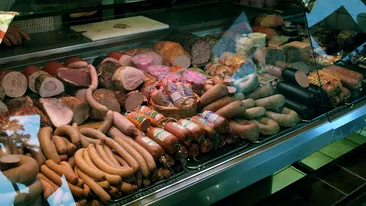 Mezelul adorat de români e cancerigen, de fapt. Descoperirea de ultimă oră a Organizației Mondiale a Sănătății