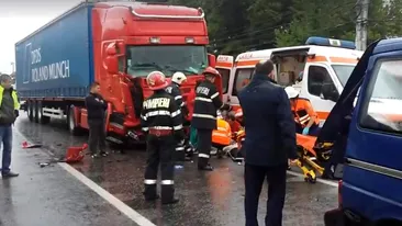 Accident grav în Arad, cu șapte victime! Un microbuz s-a ciocnit de două autoturisme