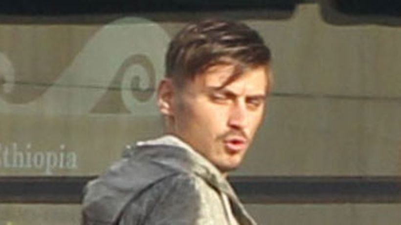 Gasca „fustangiilor”! Prietenii lui Turcu jr s-au inspirat de la el si acum ies in grup imbracati in… fusta