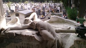 Un roman si-a construit casa in cimitirul din Genoa. A folosit nisip de mare si piatra funerara