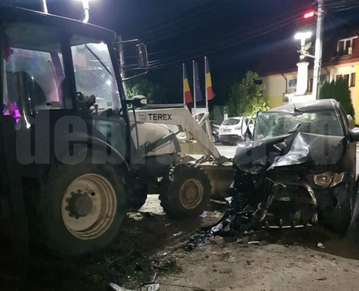 Accident teribil la Brăila. Un băiat de 21 de ani a murit după ce mașina condusă de prietenul lui a intrat într-un  buldoescavator parcat pe marginea șoselei