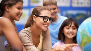 Salariu educatoare 2026. Cât câștigă în fiecare lună în funcție de experiență